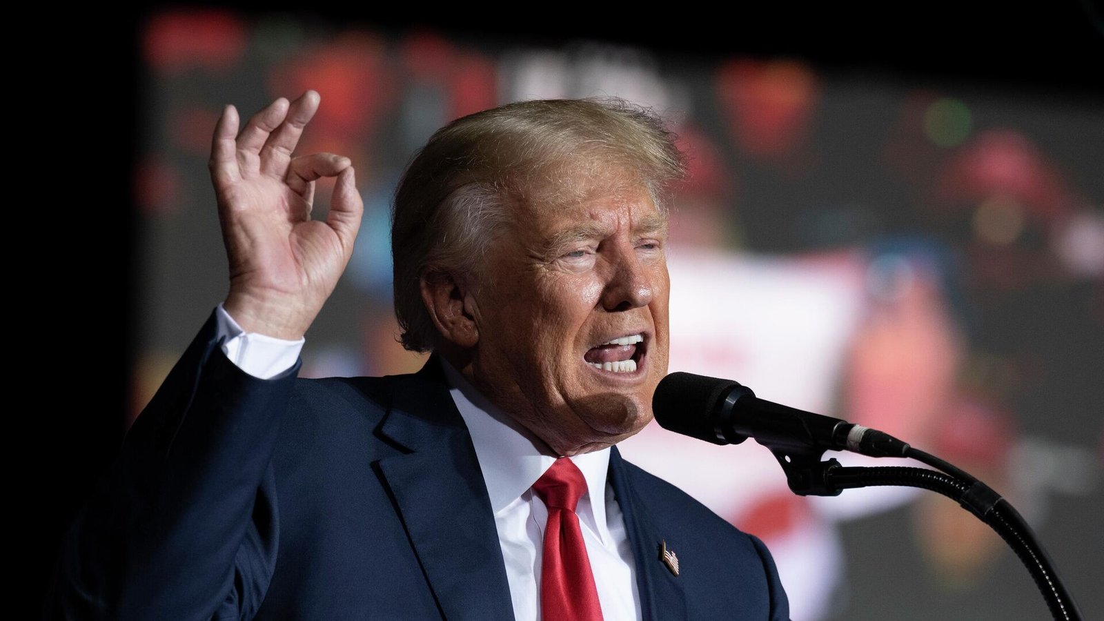 Se burla Donald Trump de AMLO en el arranque oficial de campaña