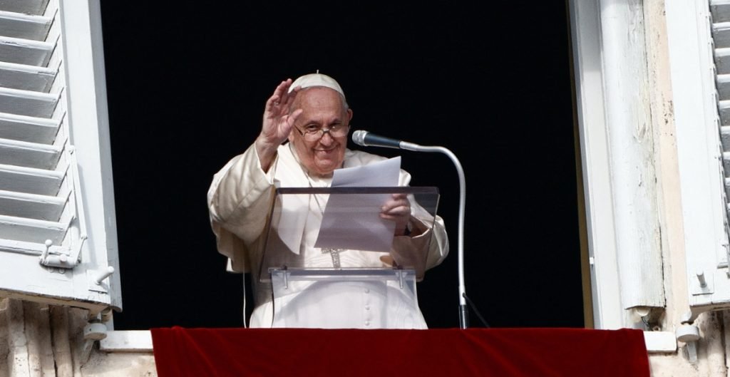 El papa Francisco pide orar por las víctimas de la guerra y “ensuciarse las manos para hacer el bien”