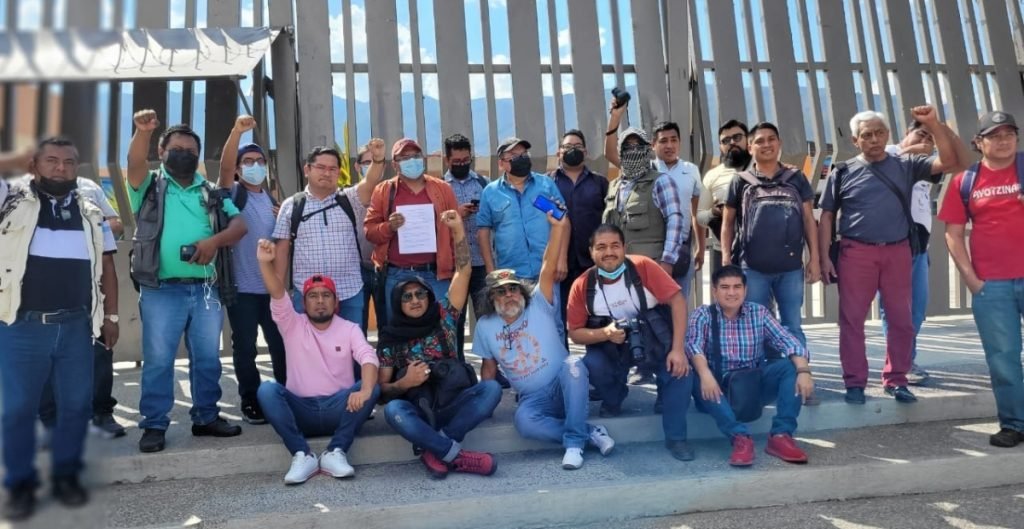 Periodistas protestan para exigir la localización de sus compañeros secuestrados en Guerrero