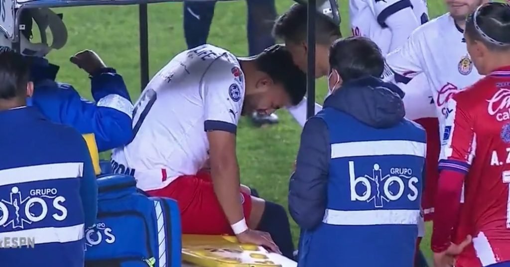 Chivas pierde a Alexis Vega, quien sale entre lágrimas por lesión