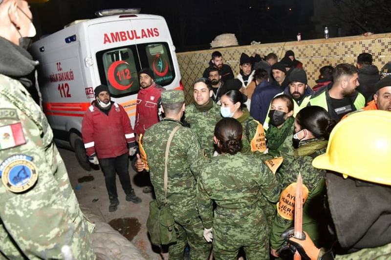 Equipo mexicano rescata a primera persona en Turquía