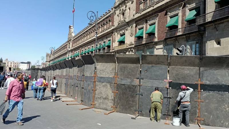 ‘Blindan’ Palacio Nacional con vallas metálicas previo a la manifestación