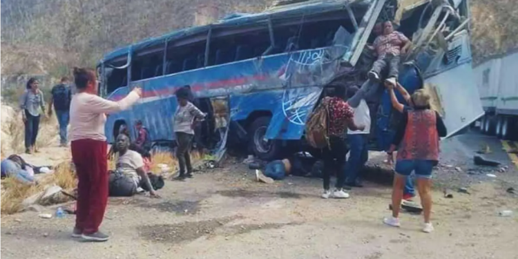 Volcadura de un autobús en carretera Oaxaca-Puebla deja 15 muertos y al menos 30 heridos