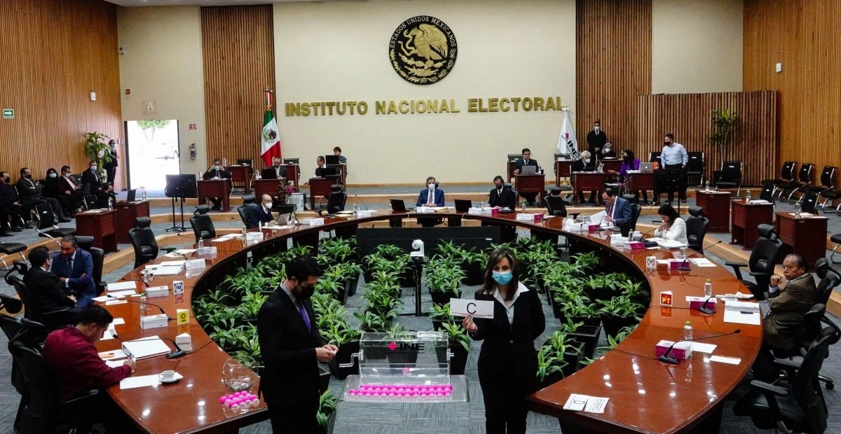 Gobierno prevé más de mil 200 despidos en el INE por el plan B electoral