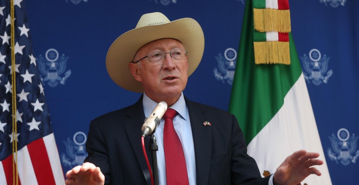Ken Salazar urge a México y EU a componer el “sistema migratorio quebrado” tras el incendio
