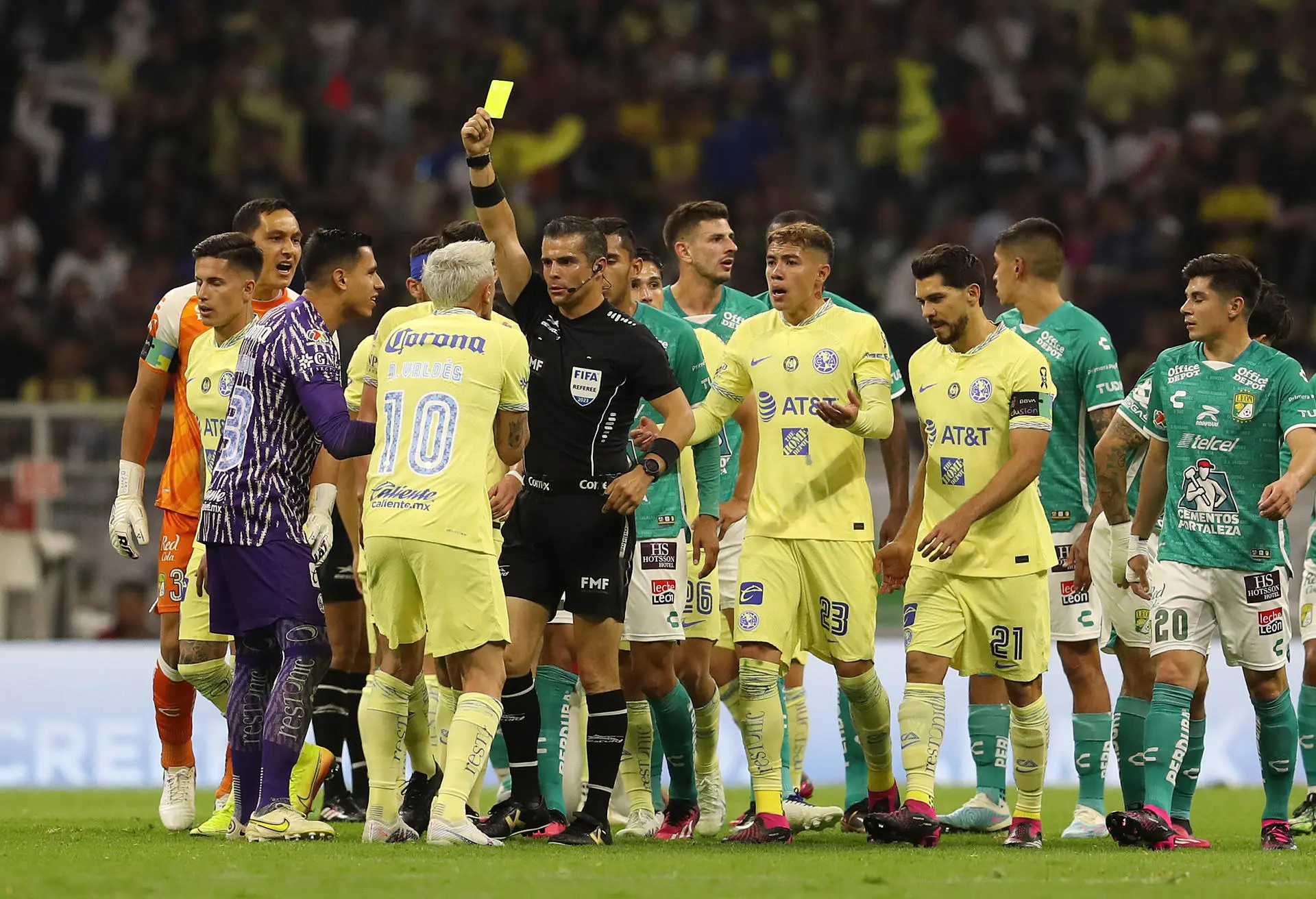 El árbitro Fernando Hernández se disculpa tras darle un rodillazo a Lucas Romero, del León