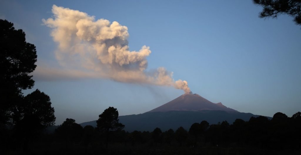 Aeropuerto de Puebla cierra hasta nuevo aviso por la caída de ceniza volcánica