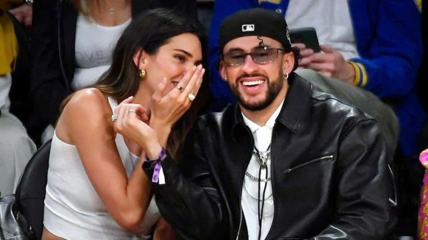 Bad Bunny y Kendall Jenner se dejan ver muy cariñosos en partido de los Lakers