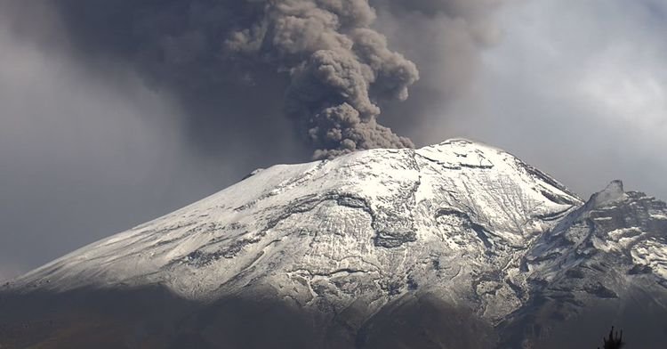 AICM suspende operaciones por caída de ceniza volcánica
