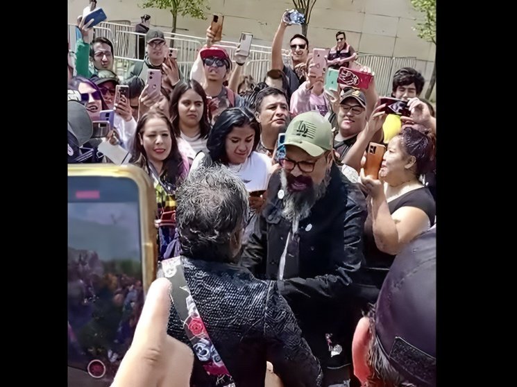 Panteón Rococó saluda a fans durante venta de boletos para concierto