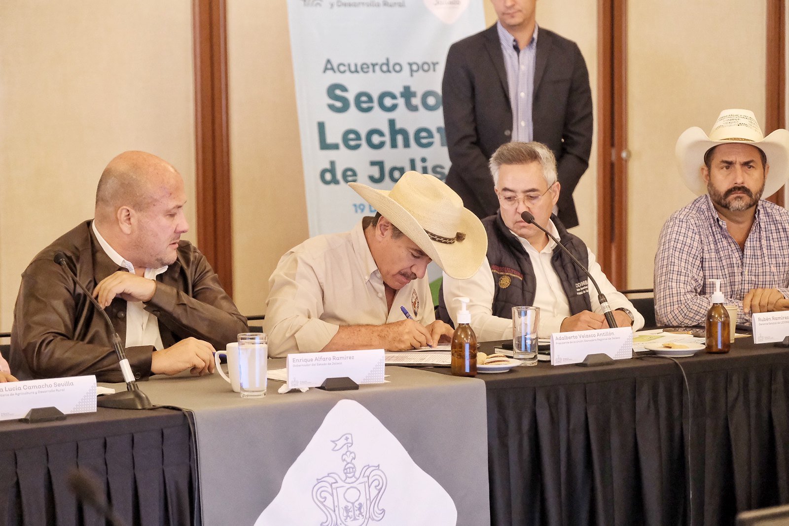 Firman acuerdo por el sector lechero de Jalisco