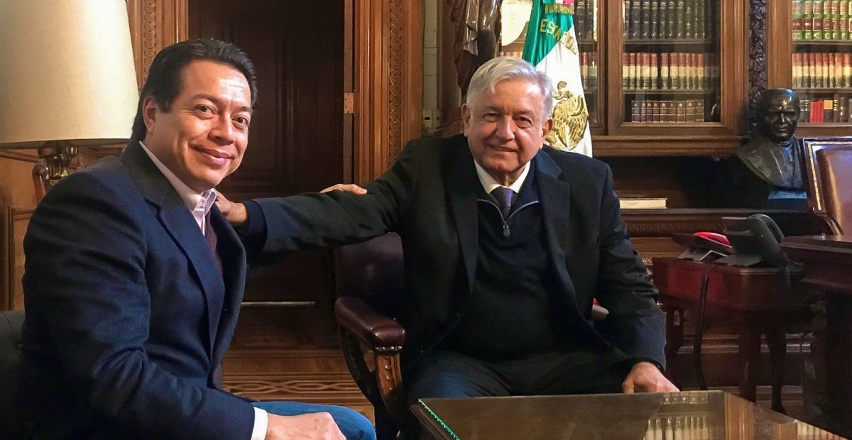 López Obrador asegura que aunque tiene licencia temporal en Morena, contribuye fuera de su horario laboral