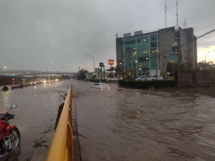 Lluvia provoca inundaciones y afectaciones graves en Manzanillo