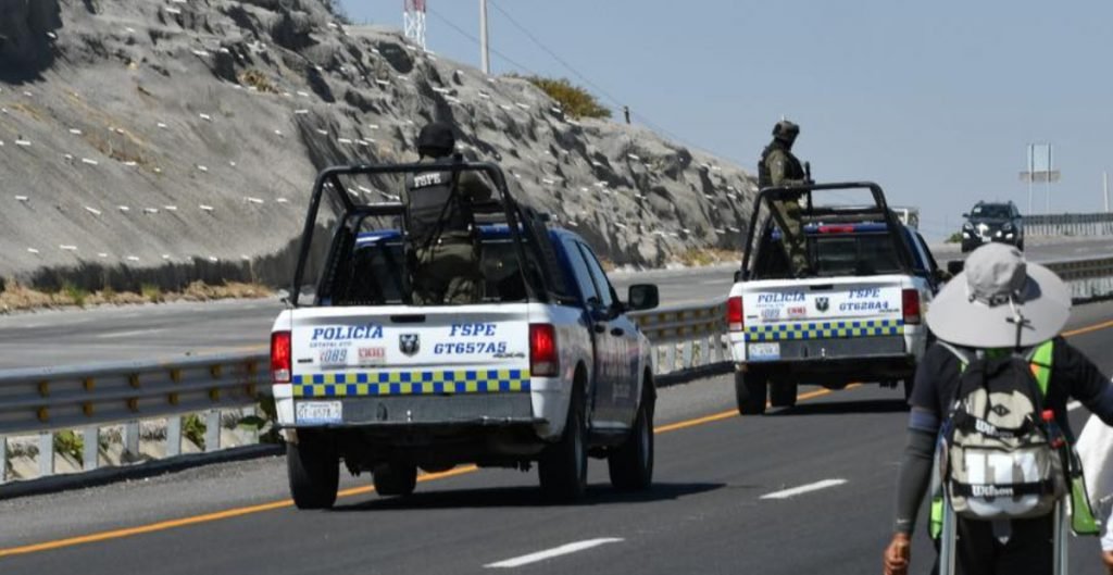 Hallan en carretera de Guanajuato una camioneta con cinco cuerpos