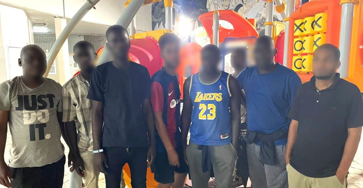 Hallan a 137 migrantes africanos abandonados dentro de un autobús en Veracruz