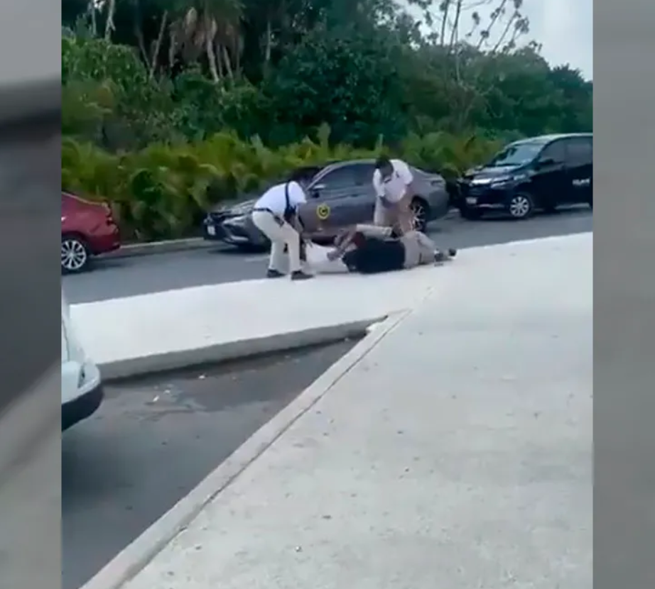 Taxistas pelean a golpes afuera del aeropuerto de Cancún