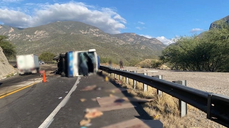 Vuelca camión con migrantes en Oaxaca; hay 18 muertos y 30 heridos