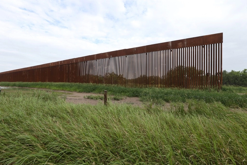 Aval de Biden para extender muro en Texas, retroceso en materia migratoria: AMLO