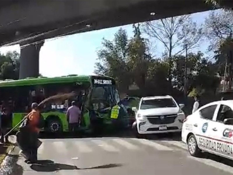 Se accidenta autobús de transporte público en San Jerónimo