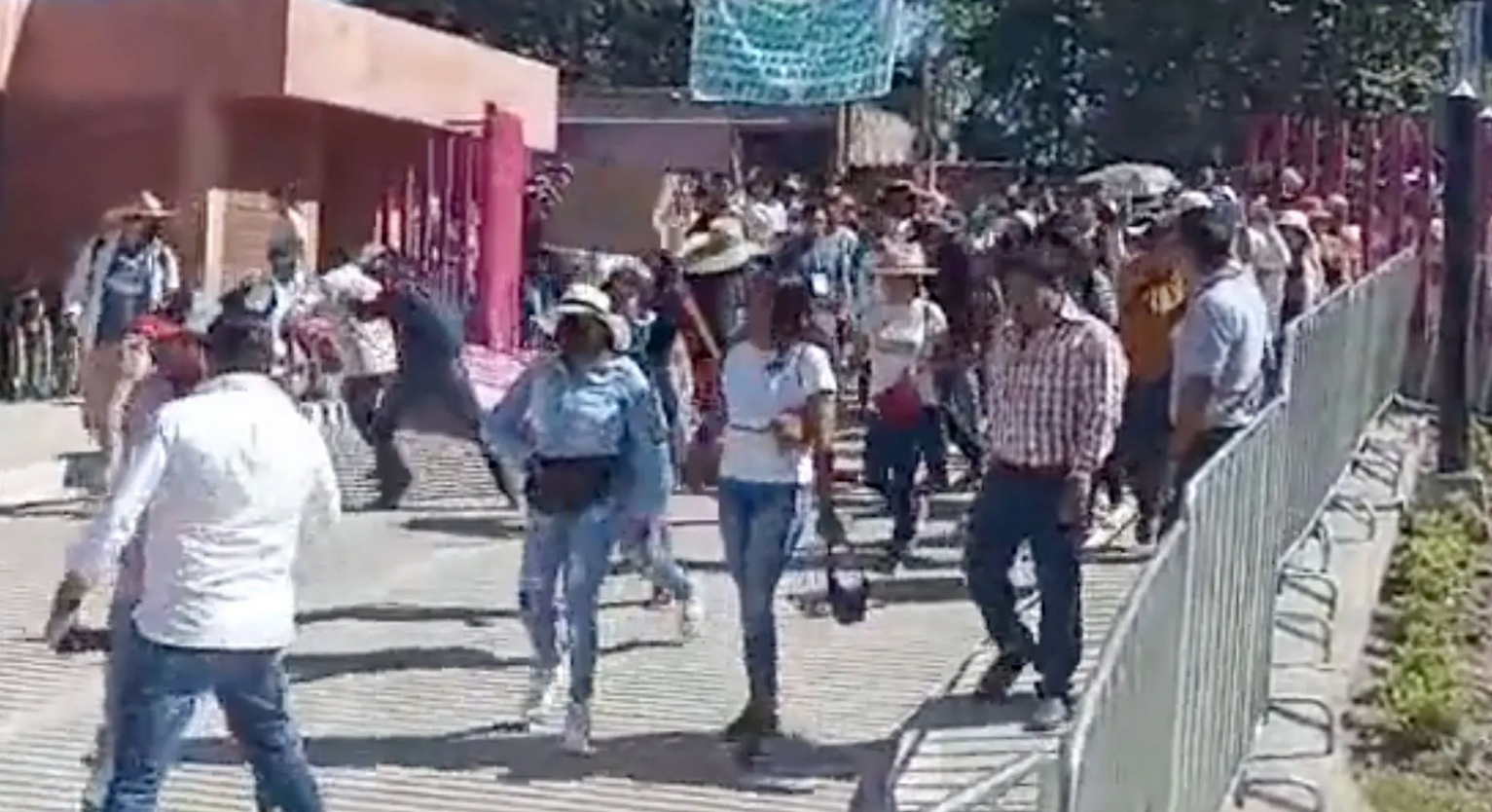 Había medios esperando a que me agredieran y humillaran en Guerrero: AMLO sobre portazo de maestros en CRIT