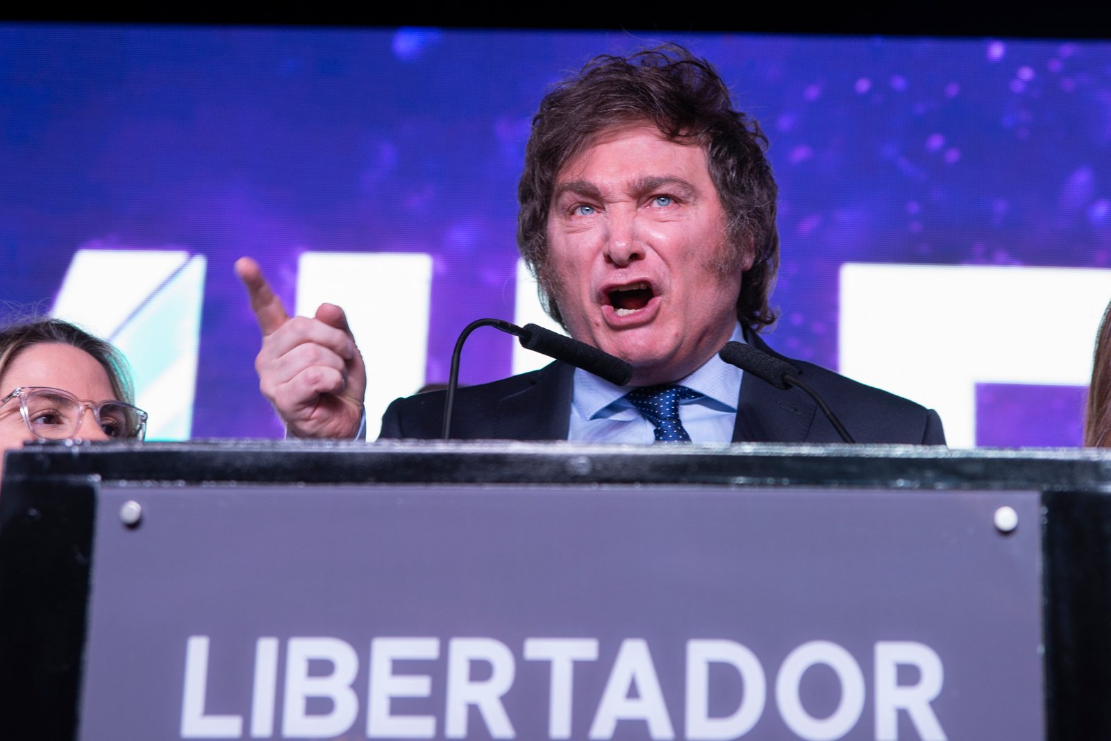 Milei asume presidencia: Inversores apuestan por una devaluación del 44% del peso argentino