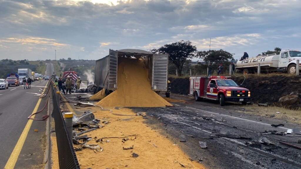 Se registran accidentes múltiples en la Carretera Guadalajara-Colima; y carretera a Tepatitlán