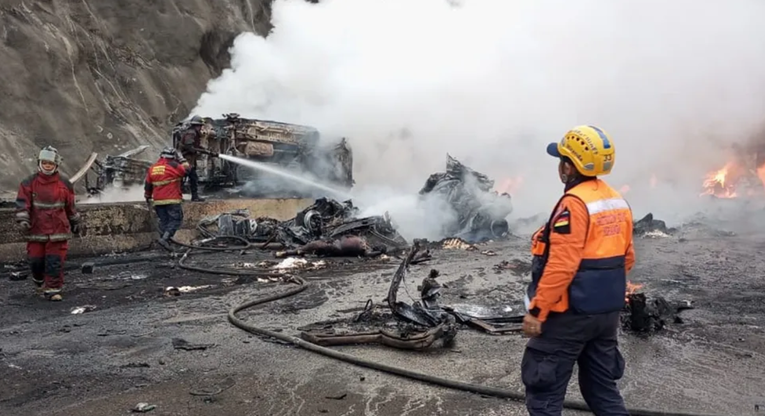 Carambola e incendio en autopista de Venezuela deja 8 muertos