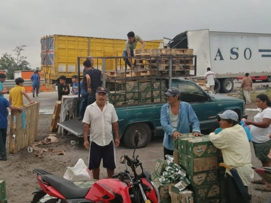 Saquean tráiler cargado de cajas de leche tras volcadura en Veracruz