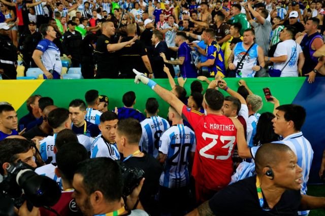 Brasil y Argentina son multados por la FIFA tras riña entre aficionados en Maracaná