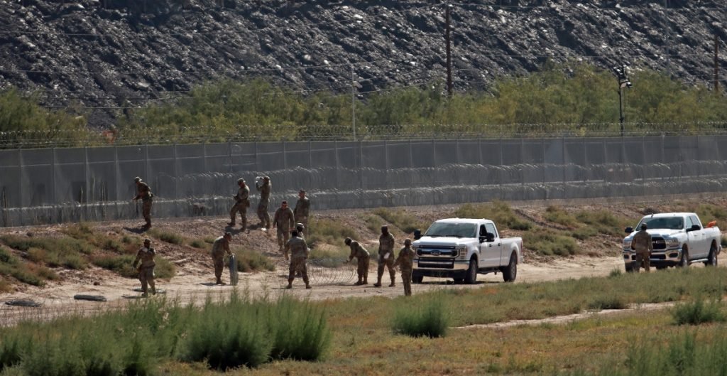 Helicóptero que patrullaba la frontera de Texas con México se estrella en una zona rural