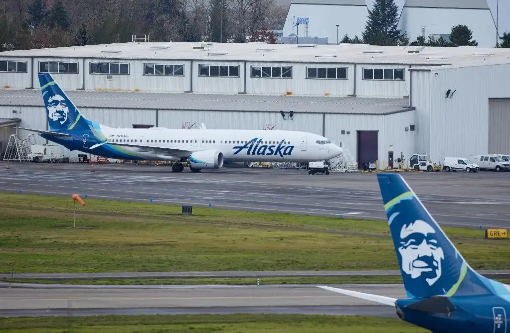 Regulador de EU ordena revisión de aviones Boeing 737 MAX 9