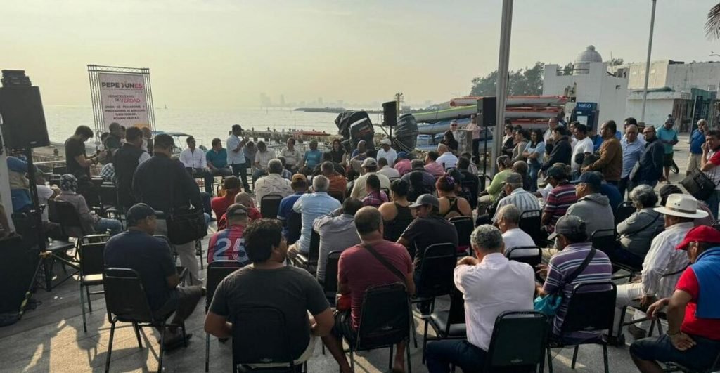 Pescadores denuncian durante una reunión con el precandidato José Yunes que el gobierno actual tiene olvidado al sector