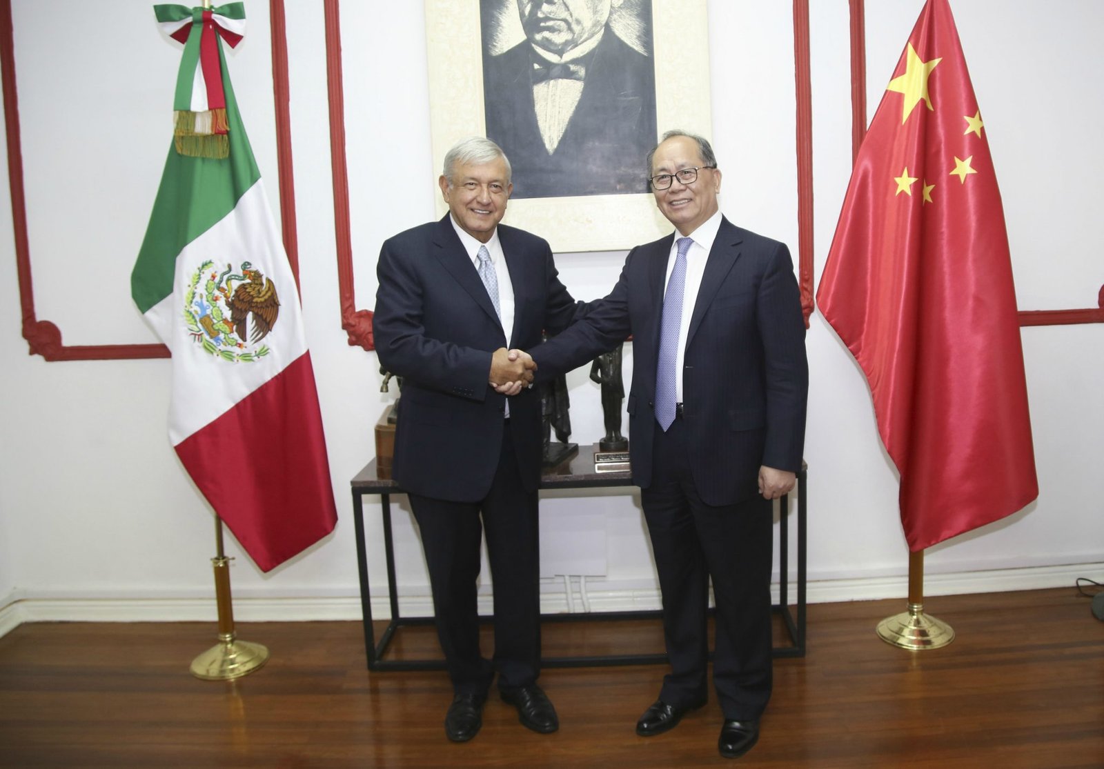 Se reúne AMLO con embajador de China en México