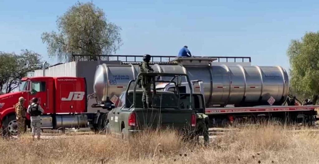 Encuentran al interior de una bodega en Querétaro una toma clandestina de hidrocarburos y 12 mil litros de “huachicol”