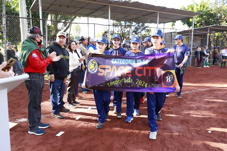 Inauguran Liga de Béisbol Infantil en Zapopan con reconocimiento a madres de familia