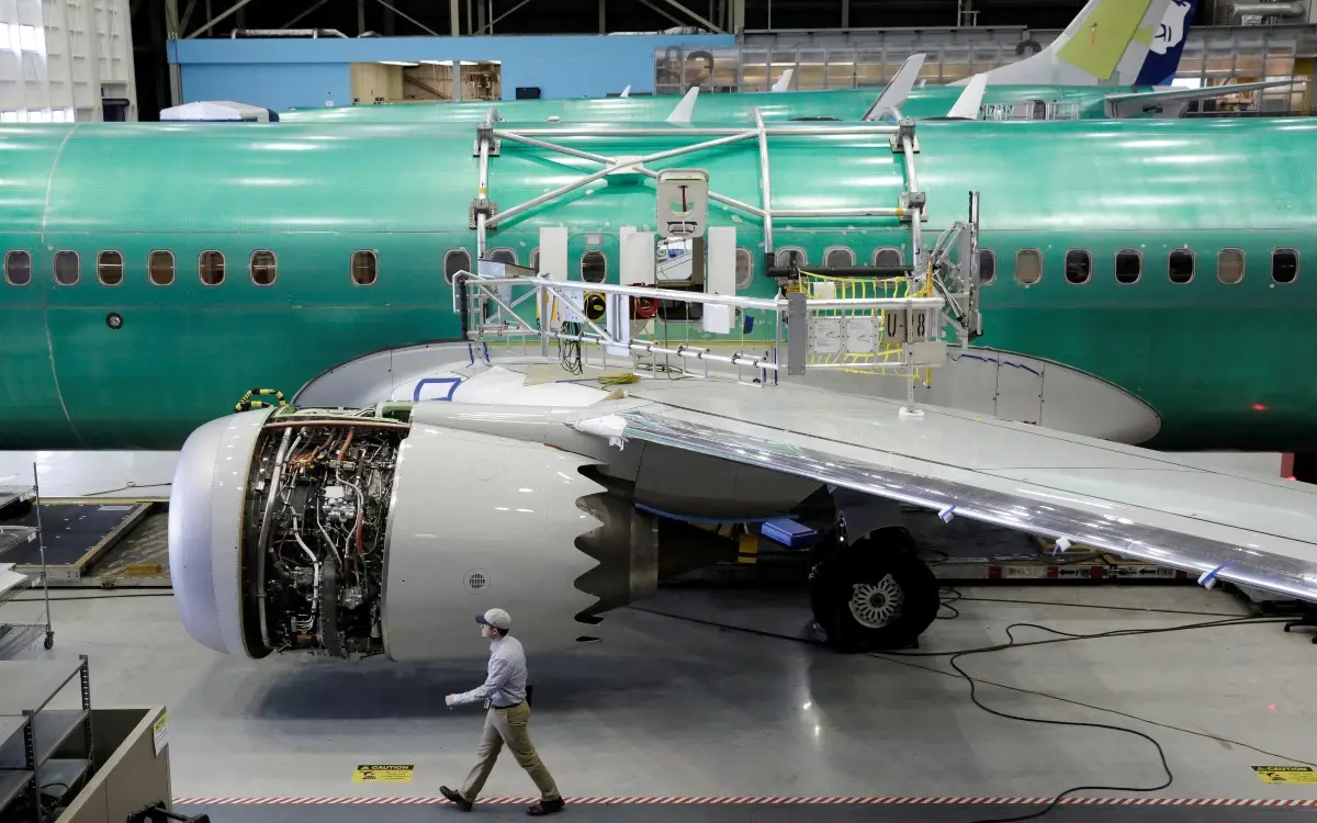 Avión Boeing 737 averiado en EU carecía de cuatro tornillos: Informe preliminar