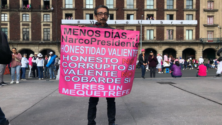 “Narco presidente”: la “Marea Rosa” se pronuncia en contra de López Obrador