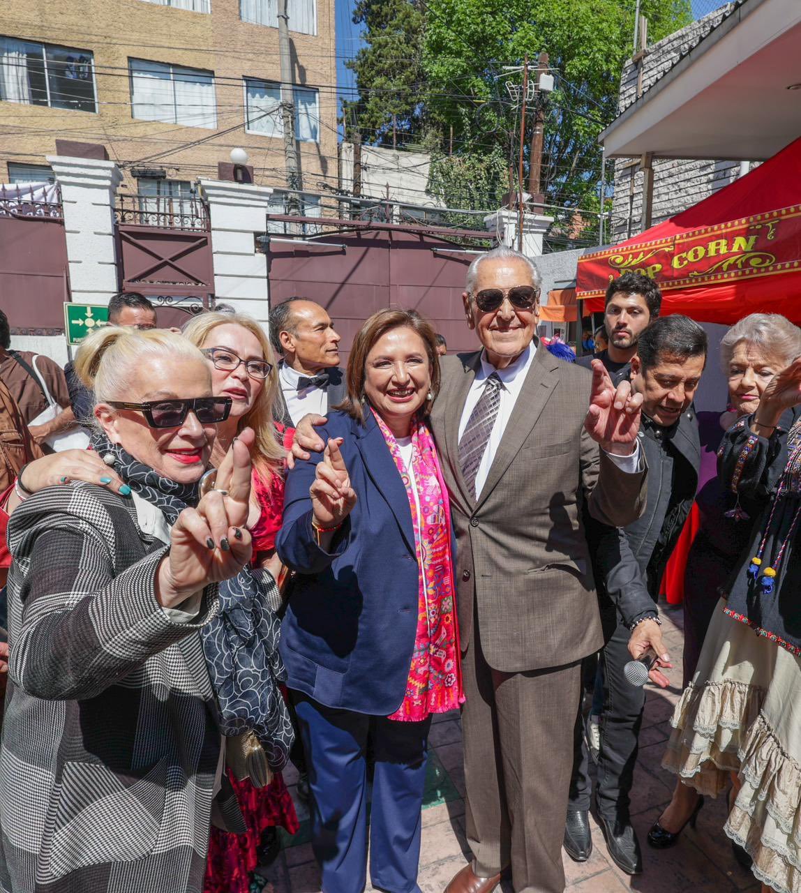 Festeja Xóchitl Gálvez junto a estrellas del espectáculo el 80 aniversario de la Casa del Actor