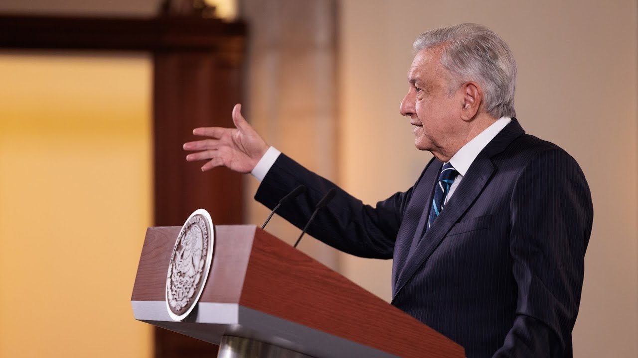 AMLO reclama por bots, pero cuentas de ese tipo, trolls y redes de desinformación también operan a su favor