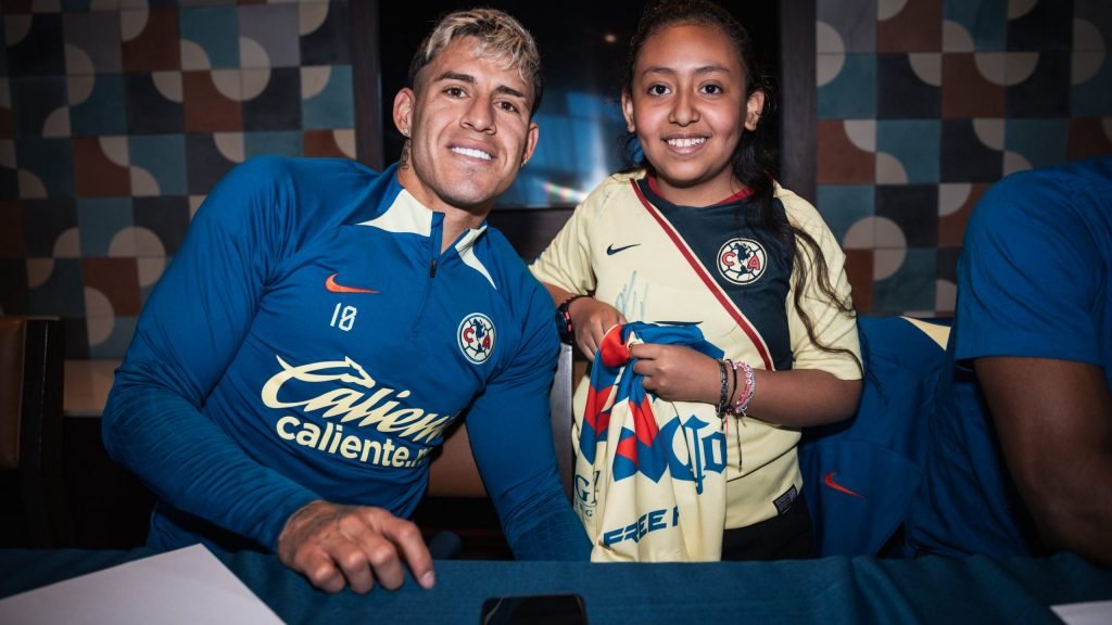 Futbolistas del América conviven con niños del Teletón en Guadalajara