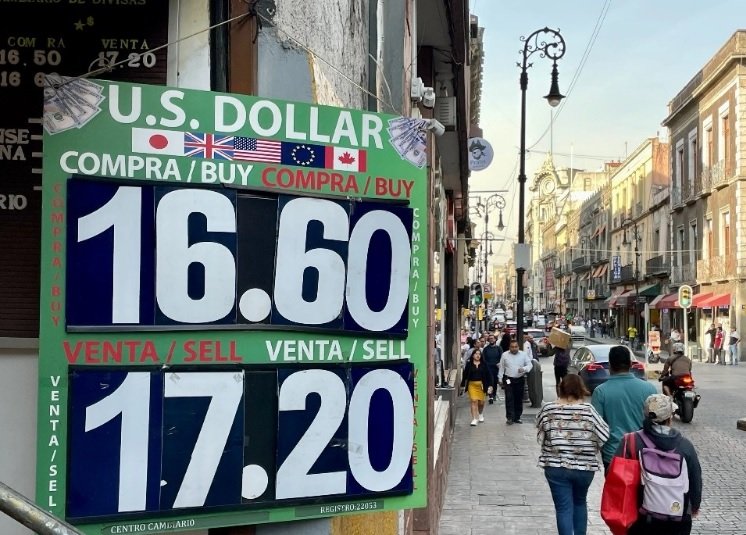 Peso mexicano mantiene fortaleza frente al dólar; cierra en 16.80