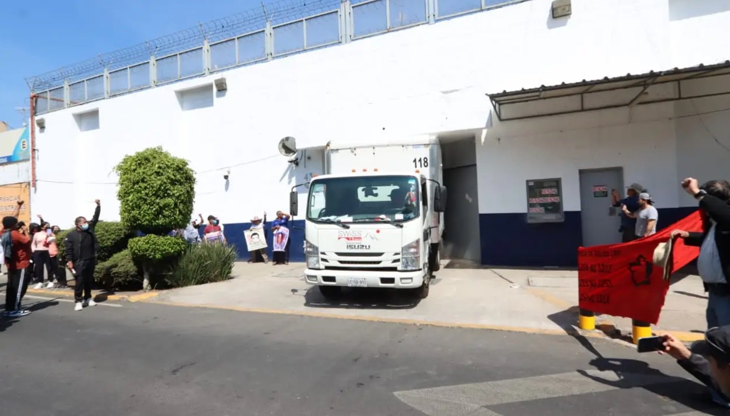 Normalistas destruyen con camión puerta del Centro Federal de Arraigos