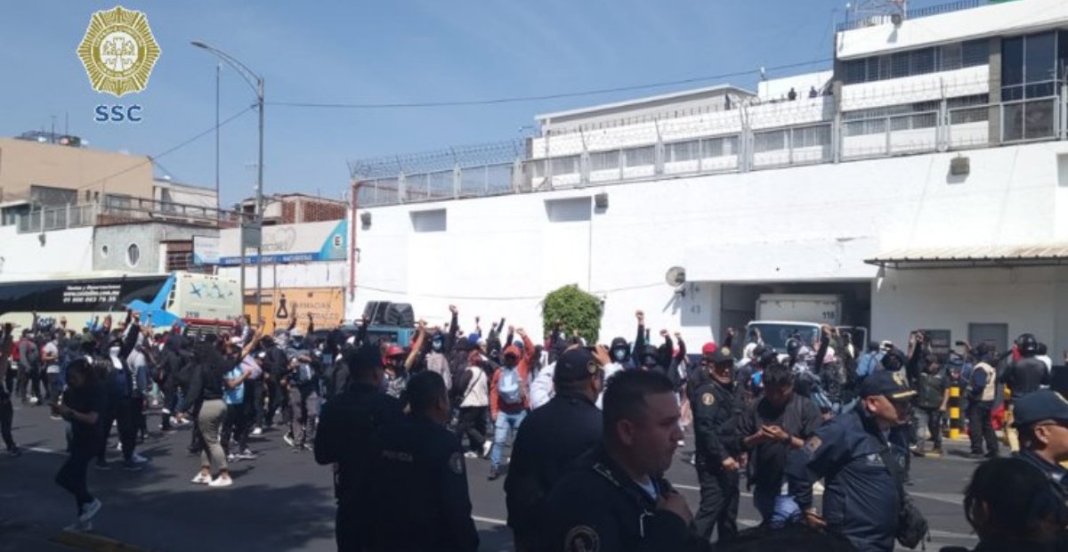 Normalistas lanzan petardos y estrellan un camión contra la puerta del centro de arraigo de la FGR en la colonia Doctores