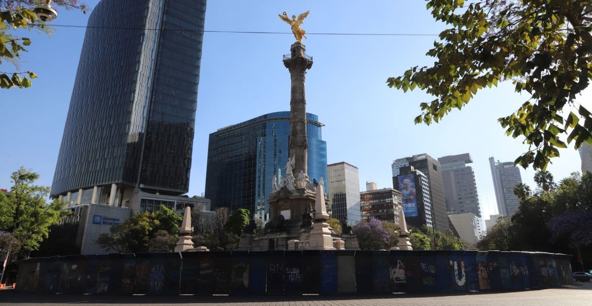 Colocan vallas en monumentos de la CDMX previo a la marcha por el Día Internacional de la Mujer