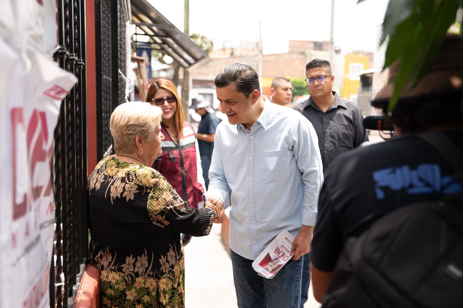 Escucha Chema a vecinos de la colonia Morelos