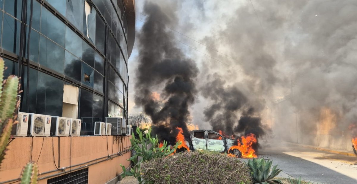 Normalistas de Ayotzinapa irrumpen en el Palacio de Chilpancingo; queman 10 vehículos y destrozan oficinas para exigir justicia por Yanqui Kothan