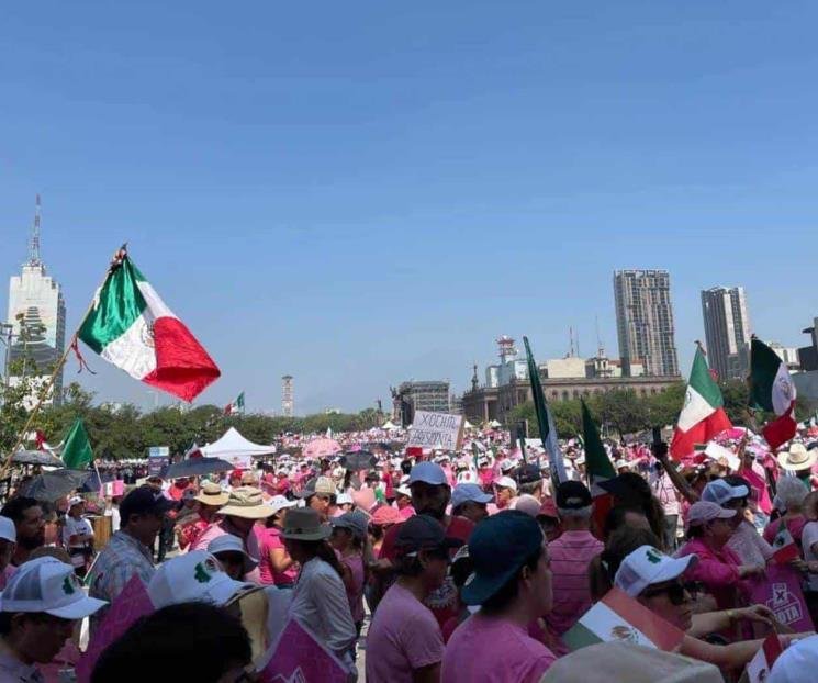 Se manifiestan miles de regios por la 'Marea Rosa' en Monterrey