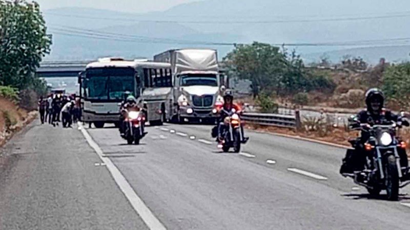 Normalistas en Michoacán vandalizan camiones y bloquean carretera