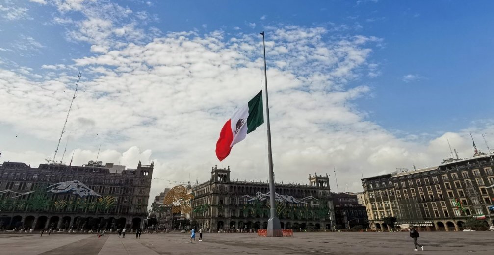 AMLO afirma que la bandera se izará en el Zócalo para la marcha de la Marea Rosa