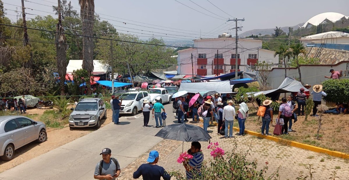 Maestros de la CNTE mantienen bloqueadas las oficinas del INE en Oaxaca